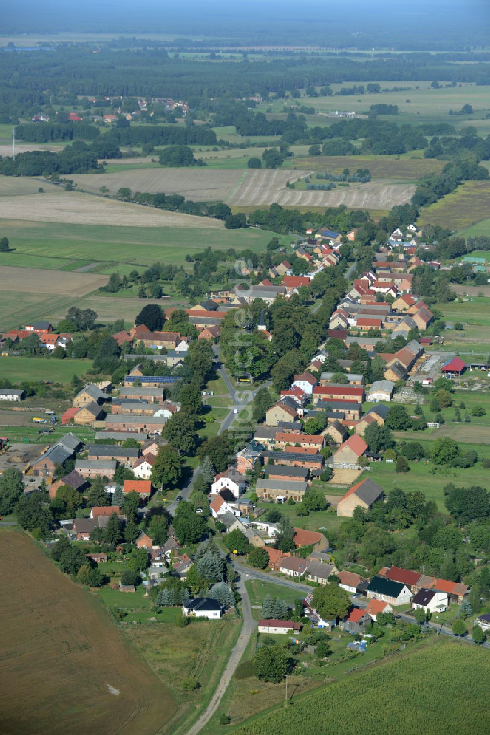 Luftaufnahme Großmutz - Dorfkern am Feldrand in Großmutz im Bundesland Brandenburg, Deutschland