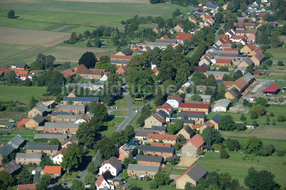 Großmutz von oben - Dorfkern am Feldrand in Großmutz im Bundesland Brandenburg, Deutschland