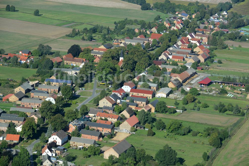 Großmutz aus der Vogelperspektive: Dorfkern am Feldrand in Großmutz im Bundesland Brandenburg, Deutschland