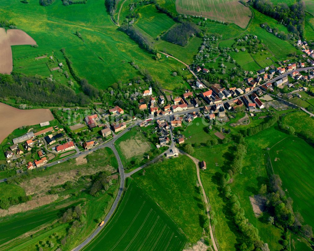 Großsaara von oben - Dorfkern am Feldrand in Großsaara im Bundesland Thüringen, Deutschland