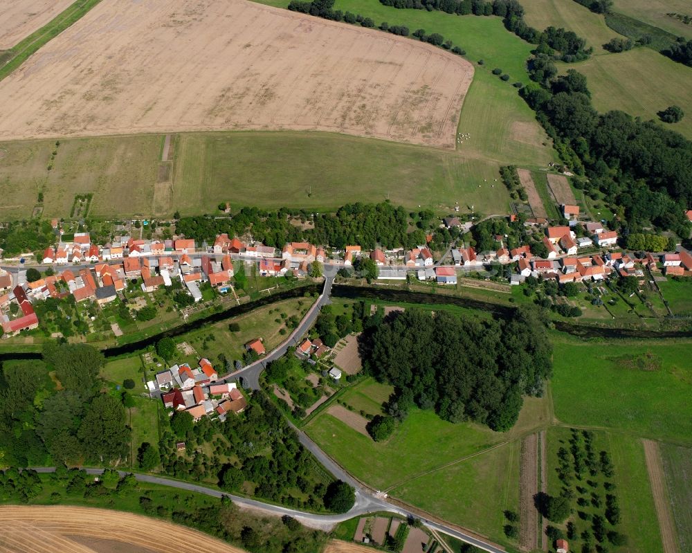 Großvargula aus der Vogelperspektive: Dorfkern am Feldrand in Großvargula im Bundesland Thüringen, Deutschland