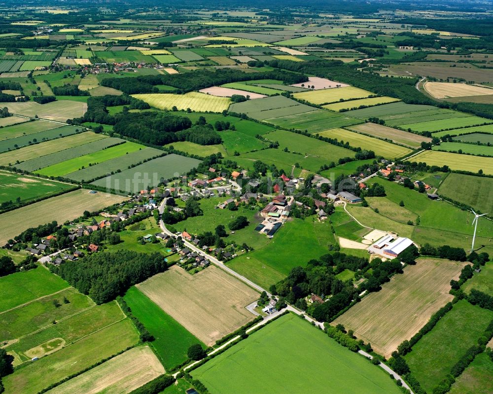 Grove von oben - Dorfkern am Feldrand in Grove im Bundesland Schleswig-Holstein, Deutschland