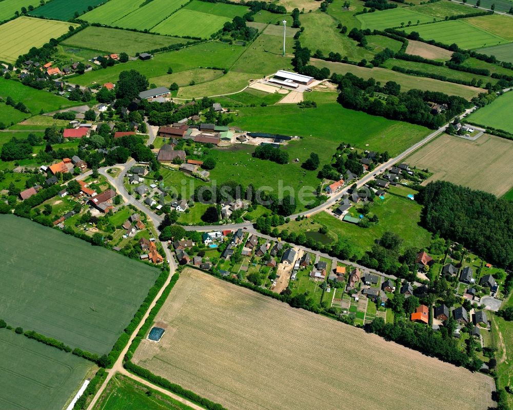 Grove aus der Vogelperspektive: Dorfkern am Feldrand in Grove im Bundesland Schleswig-Holstein, Deutschland