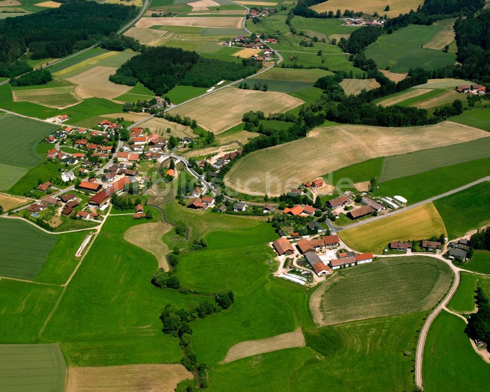 Gschwendt von oben - Dorfkern am Feldrand in Gschwendt im Bundesland Bayern, Deutschland