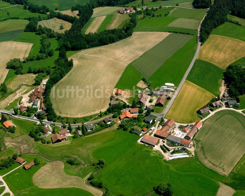 Gschwendt aus der Vogelperspektive: Dorfkern am Feldrand in Gschwendt im Bundesland Bayern, Deutschland