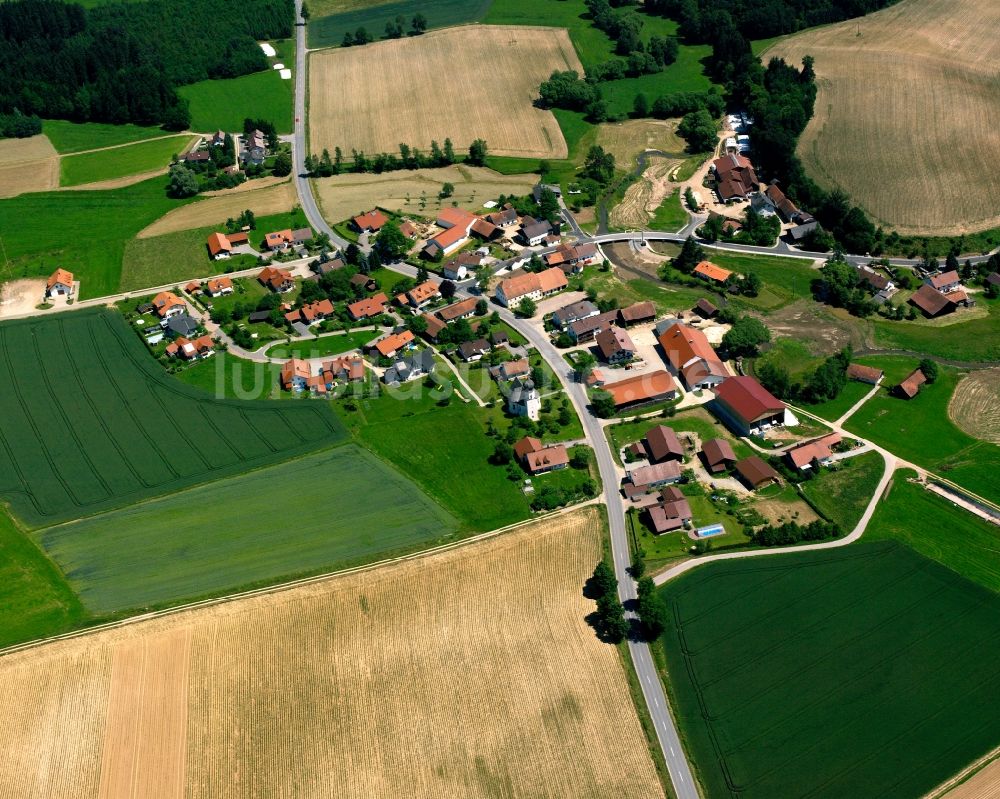 Gschwendt von oben - Dorfkern am Feldrand in Gschwendt im Bundesland Bayern, Deutschland