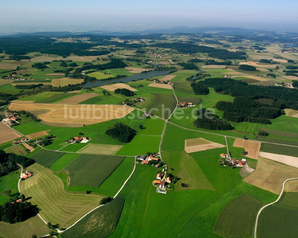 Göttlingerhöfen aus der Vogelperspektive: Dorfkern am Feldrand in Göttlingerhöfen im Bundesland Bayern, Deutschland