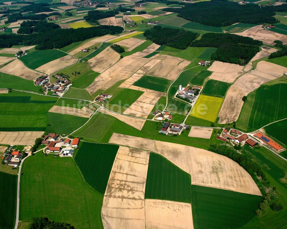 Götzing aus der Vogelperspektive: Dorfkern am Feldrand in Götzing im Bundesland Bayern, Deutschland