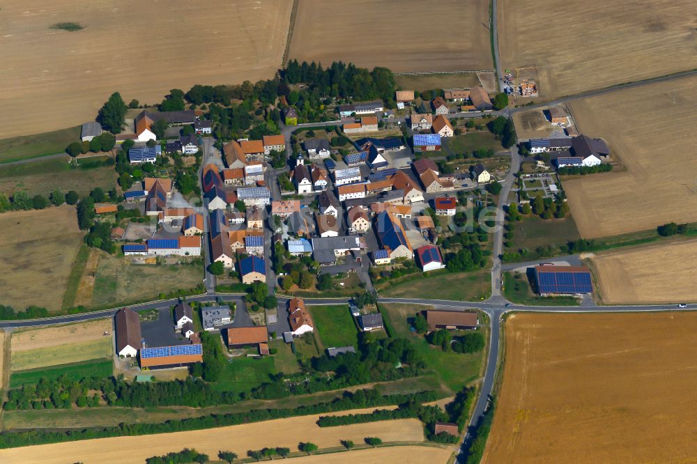 Luftbild Gützingen - Dorfkern am Feldrand in Gützingen im Bundesland Bayern, Deutschland