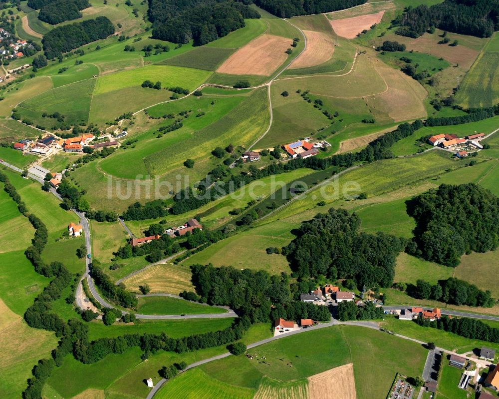 Gumpen aus der Vogelperspektive: Dorfkern am Feldrand in Gumpen im Bundesland Hessen, Deutschland