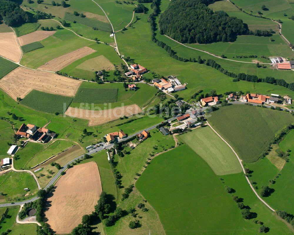 Gumpen von oben - Dorfkern am Feldrand in Gumpen im Bundesland Hessen, Deutschland