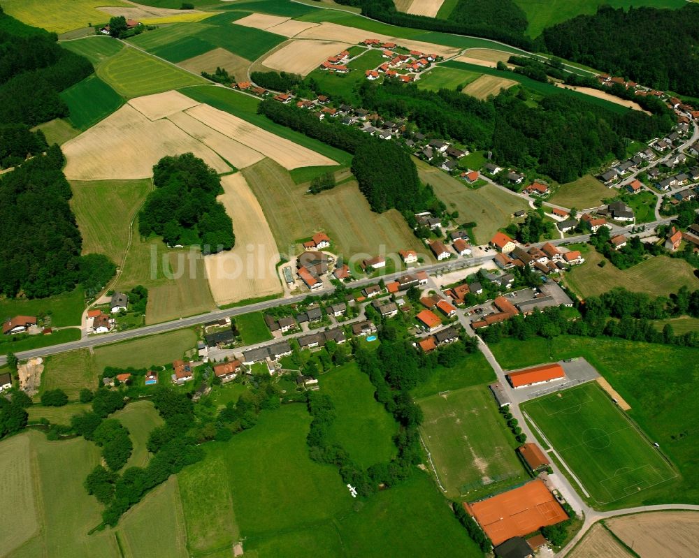 Gumpersdorf von oben - Dorfkern am Feldrand in Gumpersdorf im Bundesland Bayern, Deutschland