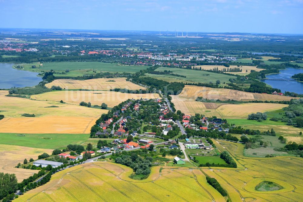 Luftaufnahme Gutow - Dorfkern am Feldrand in Gutow im Bundesland Mecklenburg-Vorpommern, Deutschland