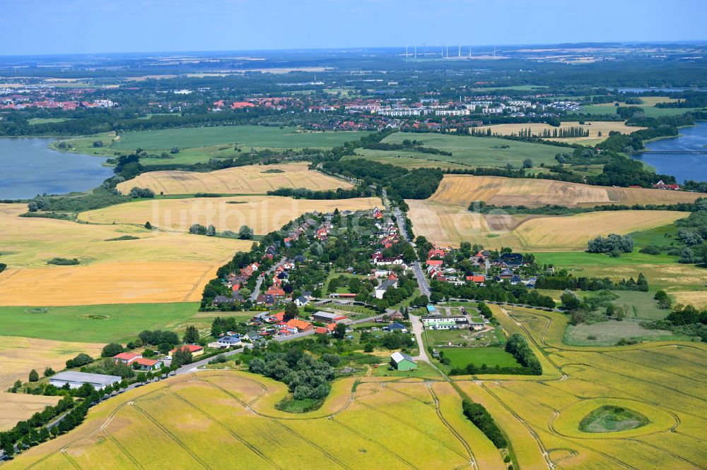 Gutow von oben - Dorfkern am Feldrand in Gutow im Bundesland Mecklenburg-Vorpommern, Deutschland