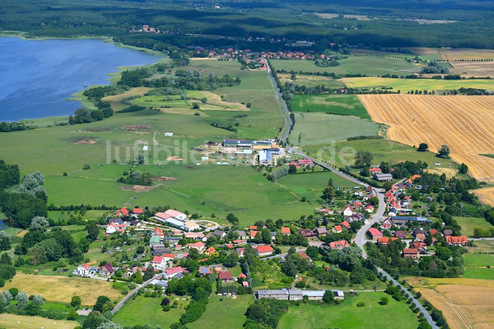 Gutow aus der Vogelperspektive: Dorfkern am Feldrand in Gutow im Bundesland Mecklenburg-Vorpommern, Deutschland