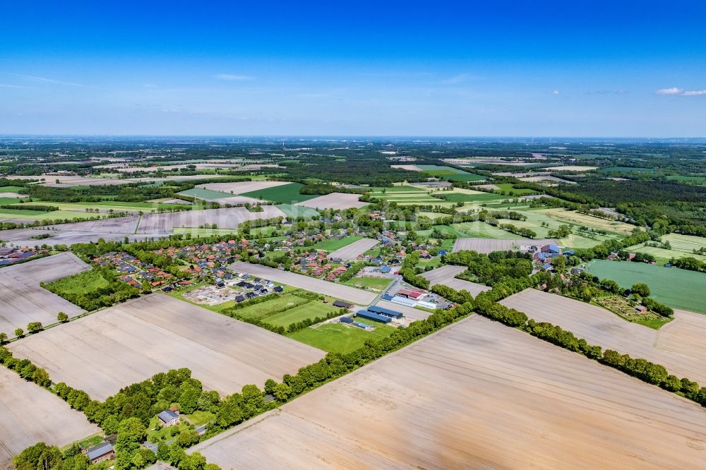 Hagenah aus der Vogelperspektive: Dorfkern am Feldrand in Hagenah im Bundesland Niedersachsen, Deutschland