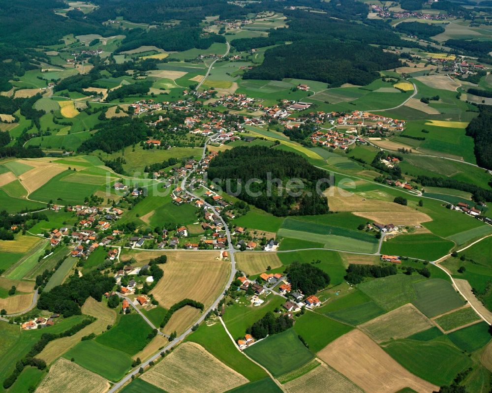 Hagnzell von oben - Dorfkern am Feldrand in Hagnzell im Bundesland Bayern, Deutschland