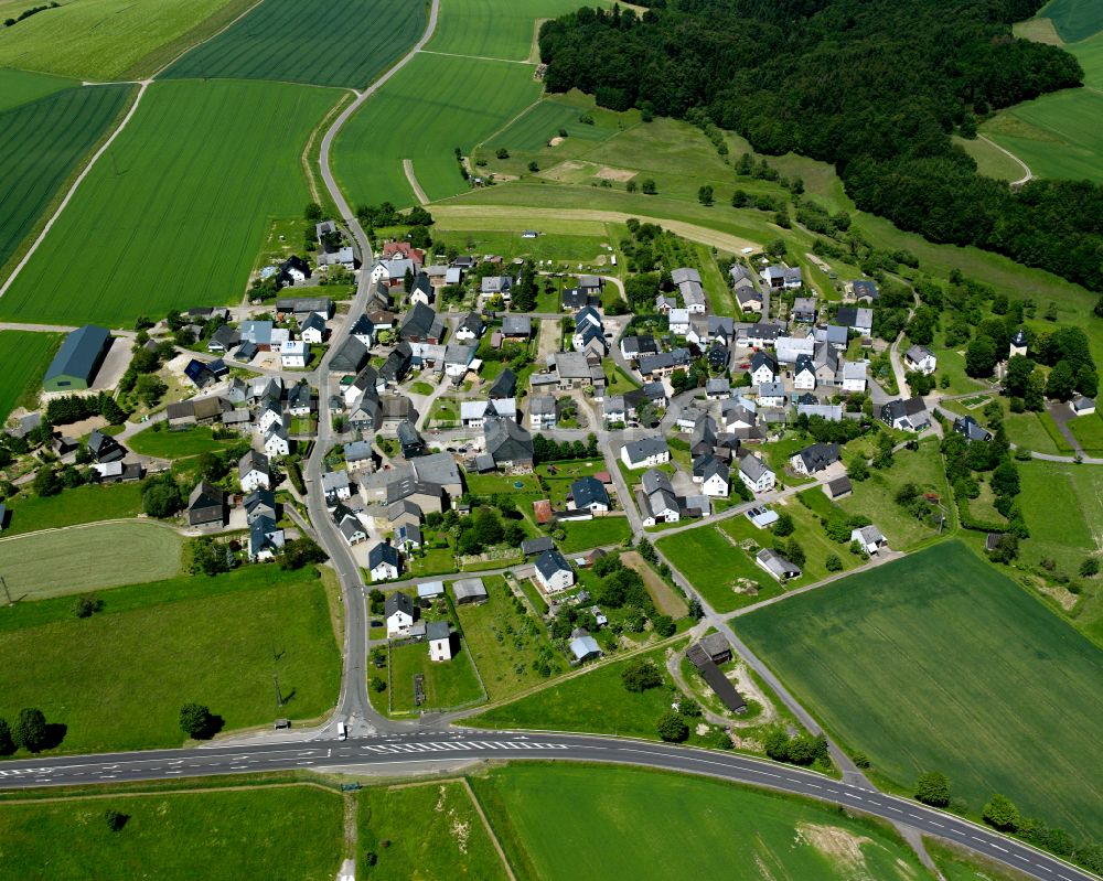 Hahn von oben - Dorfkern am Feldrand in Hahn im Bundesland Rheinland-Pfalz, Deutschland