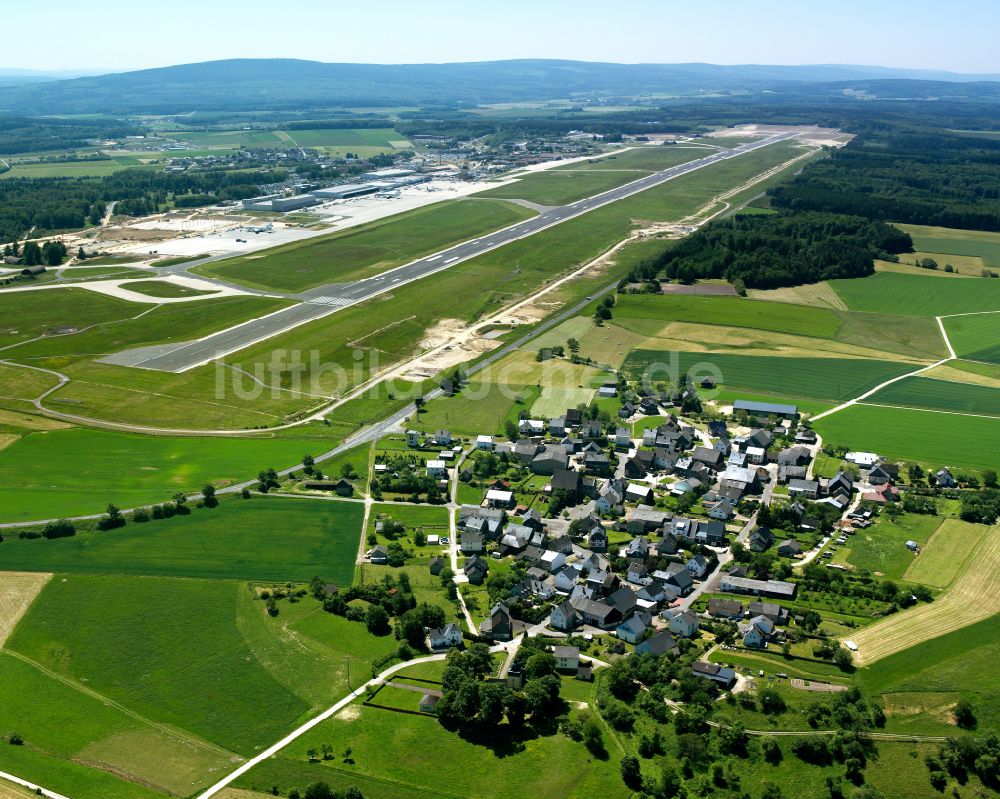 Hahn aus der Vogelperspektive: Dorfkern am Feldrand in Hahn im Bundesland Rheinland-Pfalz, Deutschland