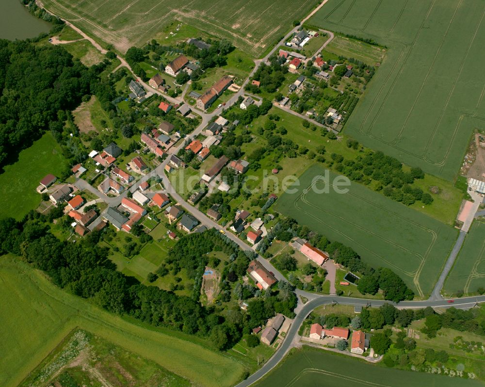 Hahnefeld aus der Vogelperspektive: Dorfkern am Feldrand in Hahnefeld im Bundesland Sachsen, Deutschland