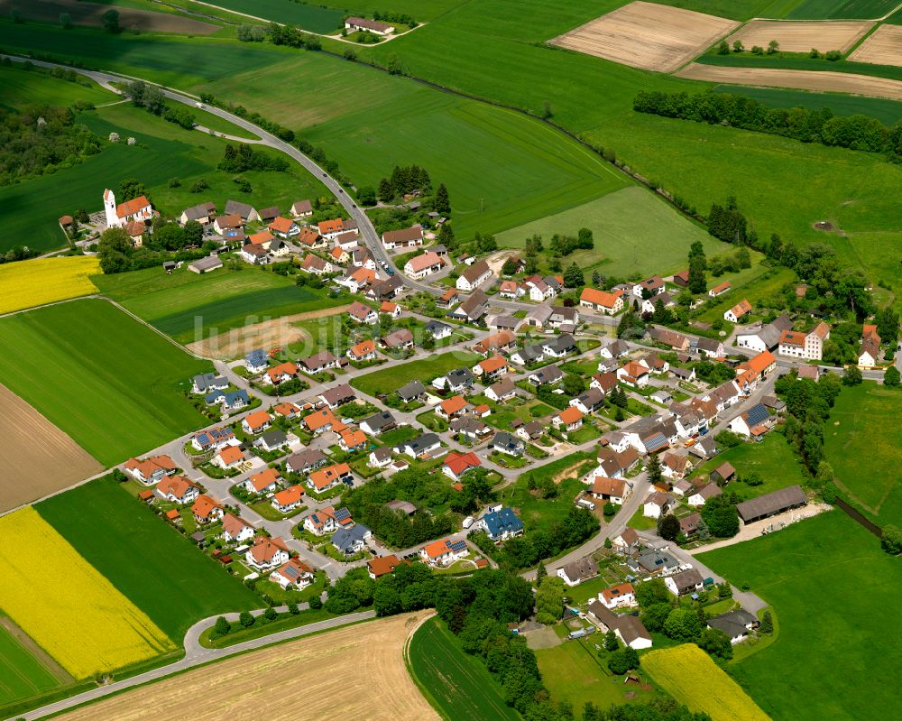 Hailtingen aus der Vogelperspektive: Dorfkern am Feldrand in Hailtingen im Bundesland Baden-Württemberg, Deutschland