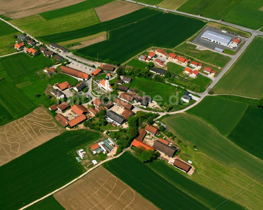 Hainberg aus der Vogelperspektive: Dorfkern am Feldrand in Hainberg im Bundesland Bayern, Deutschland