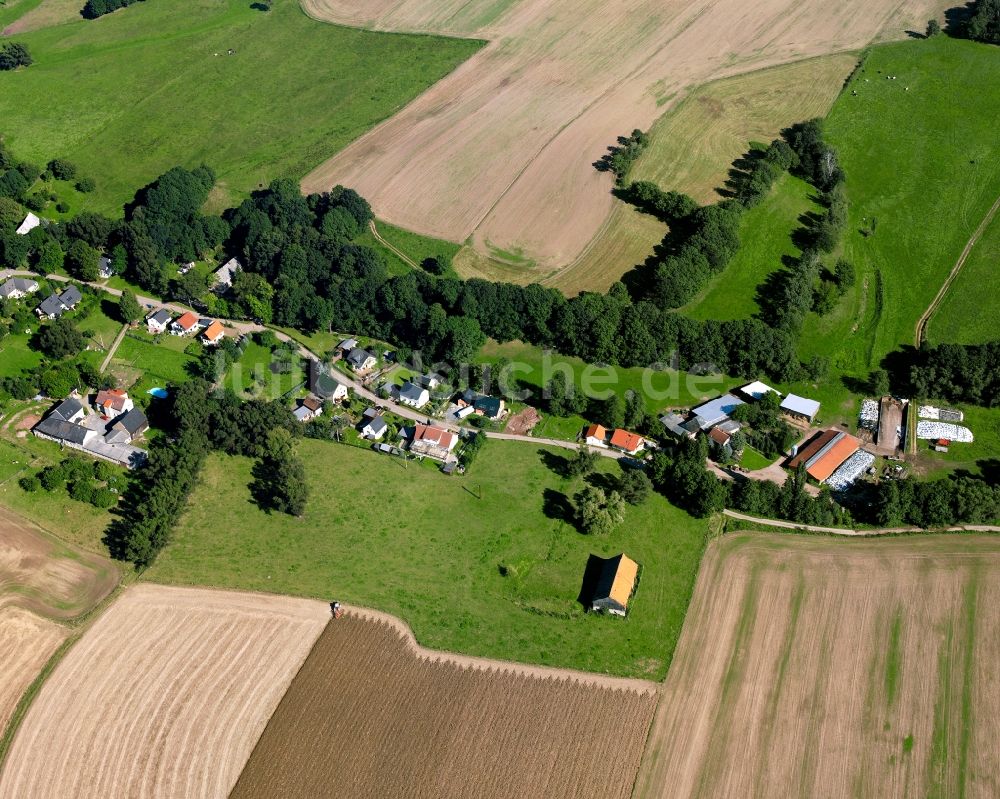 Hainichen von oben - Dorfkern am Feldrand in Hainichen im Bundesland Sachsen, Deutschland