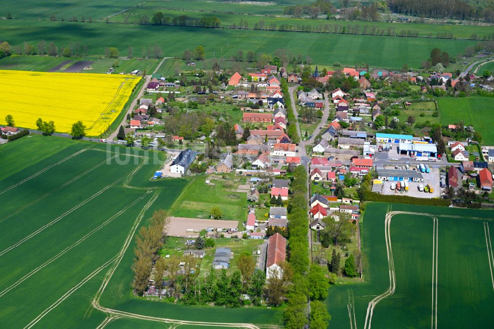 Luftbild Hakenberg - Dorfkern am Feldrand in Hakenberg im Bundesland Brandenburg, Deutschland