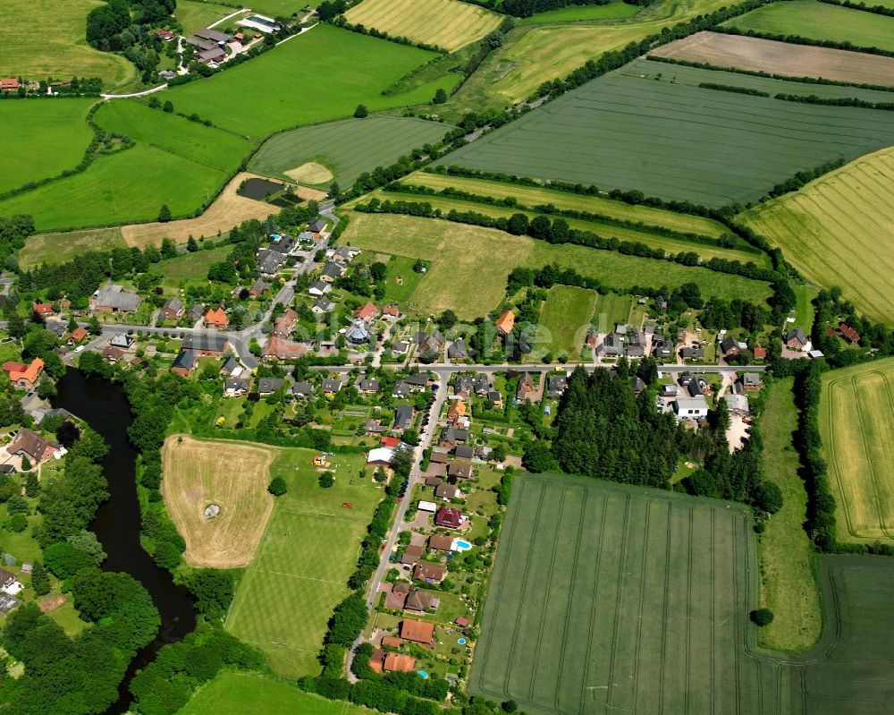 Hamfelde aus der Vogelperspektive: Dorfkern am Feldrand in Hamfelde im Bundesland Schleswig-Holstein, Deutschland