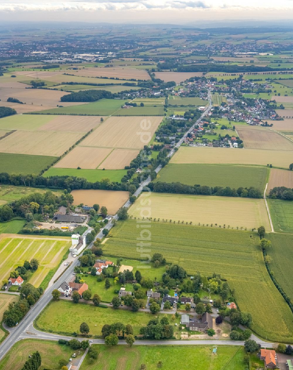 Hamm aus der Vogelperspektive: Dorfkern am Feldrand in Hamm im Bundesland Nordrhein-Westfalen, Deutschland