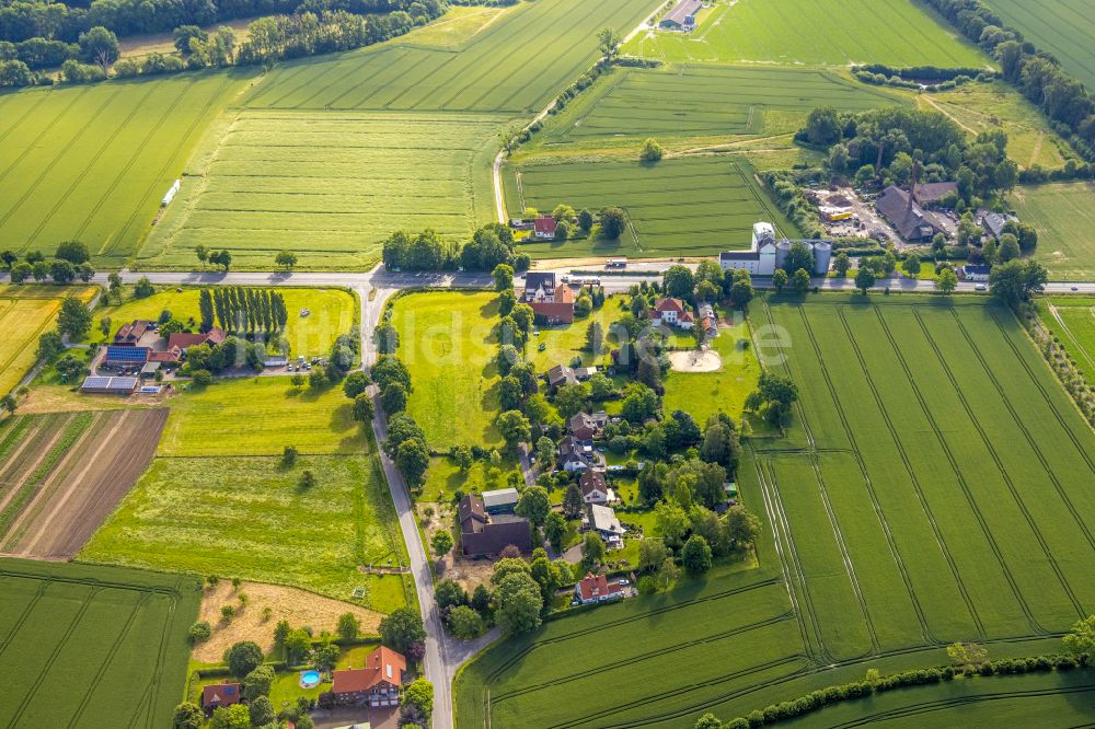 Hamm von oben - Dorfkern am Feldrand in Hamm im Bundesland Nordrhein-Westfalen, Deutschland