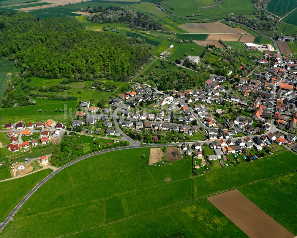 Harbach von oben - Dorfkern am Feldrand in Harbach im Bundesland Hessen, Deutschland