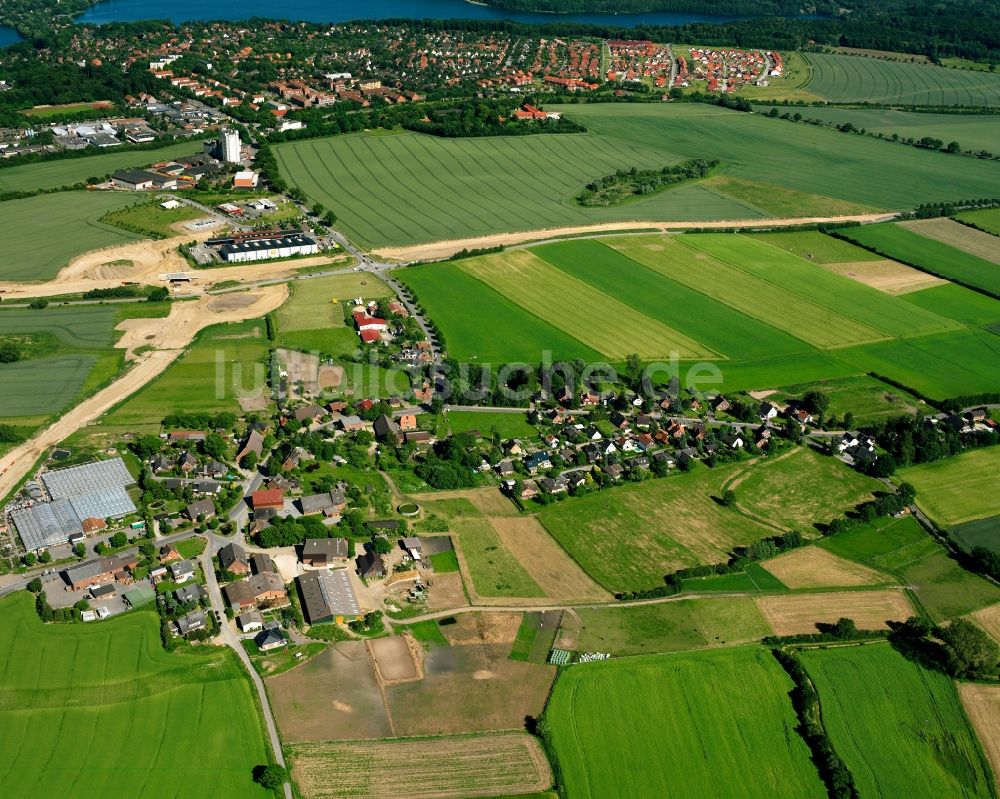 Harmsdorf aus der Vogelperspektive: Dorfkern am Feldrand in Harmsdorf im Bundesland Schleswig-Holstein, Deutschland