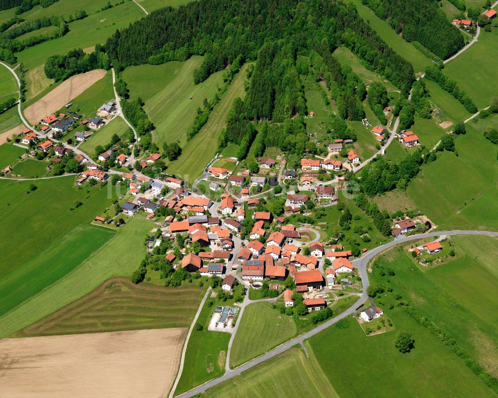 Harsdorf aus der Vogelperspektive: Dorfkern am Feldrand in Harsdorf im Bundesland Bayern, Deutschland