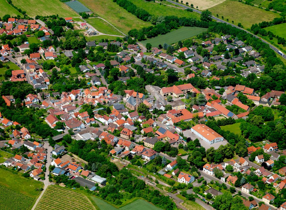 Harxheim aus der Vogelperspektive: Dorfkern am Feldrand in Harxheim im Bundesland Rheinland-Pfalz, Deutschland