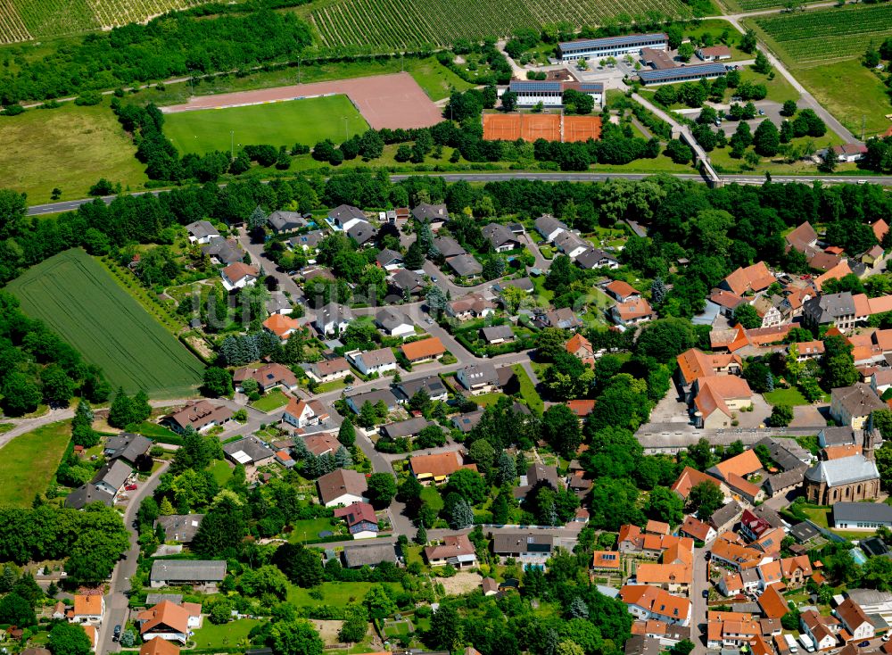 Luftaufnahme Harxheim - Dorfkern am Feldrand in Harxheim im Bundesland Rheinland-Pfalz, Deutschland