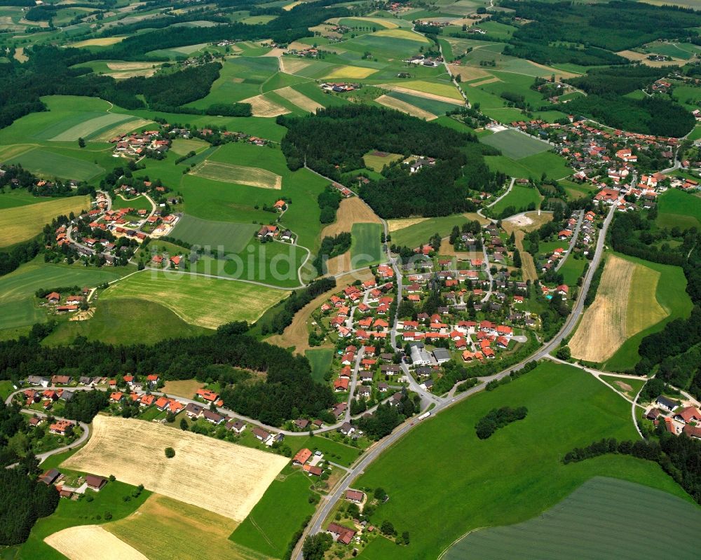 Haselbach aus der Vogelperspektive: Dorfkern am Feldrand in Haselbach im Bundesland Bayern, Deutschland