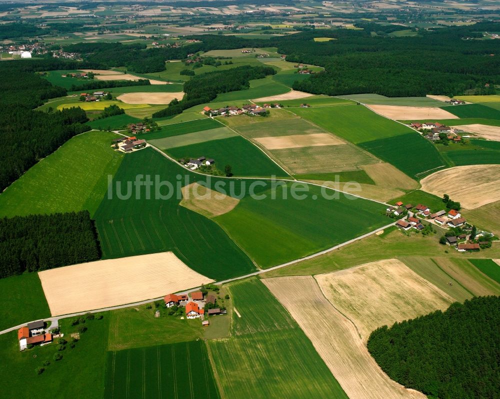 Haselbach von oben - Dorfkern am Feldrand in Haselbach im Bundesland Bayern, Deutschland