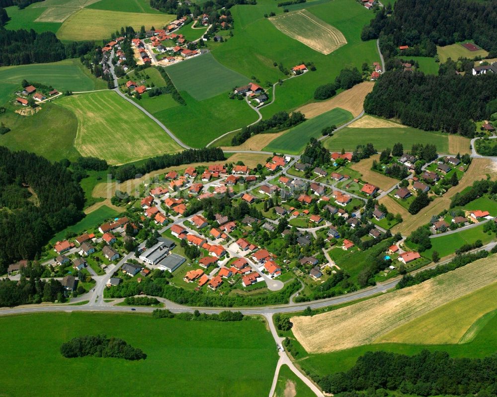 Haselbach von oben - Dorfkern am Feldrand in Haselbach im Bundesland Bayern, Deutschland