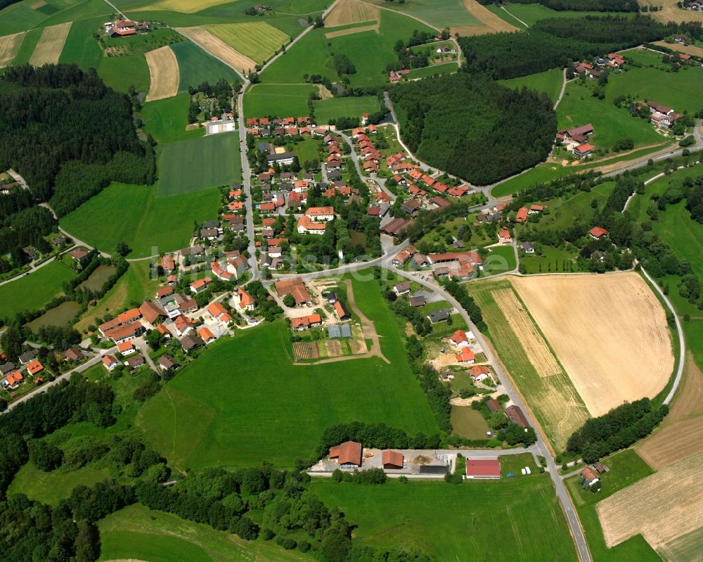 Haselbach von oben - Dorfkern am Feldrand in Haselbach im Bundesland Bayern, Deutschland