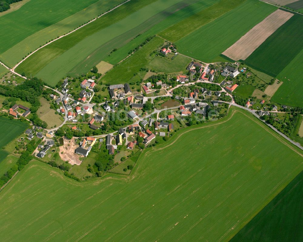 Haselbach aus der Vogelperspektive: Dorfkern am Feldrand in Haselbach im Bundesland Thüringen, Deutschland