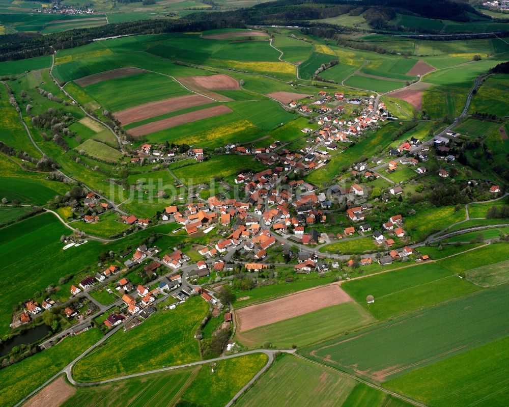 Luftaufnahme Hattenbach - Dorfkern am Feldrand in Hattenbach im Bundesland Hessen, Deutschland