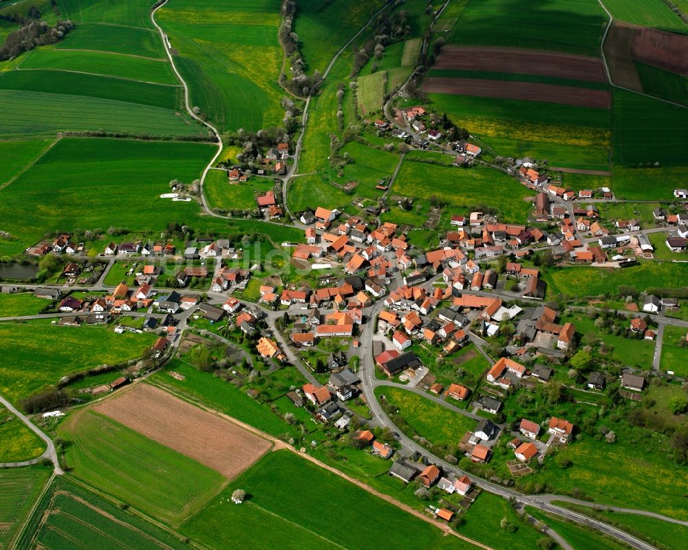 Hattenbach von oben - Dorfkern am Feldrand in Hattenbach im Bundesland Hessen, Deutschland