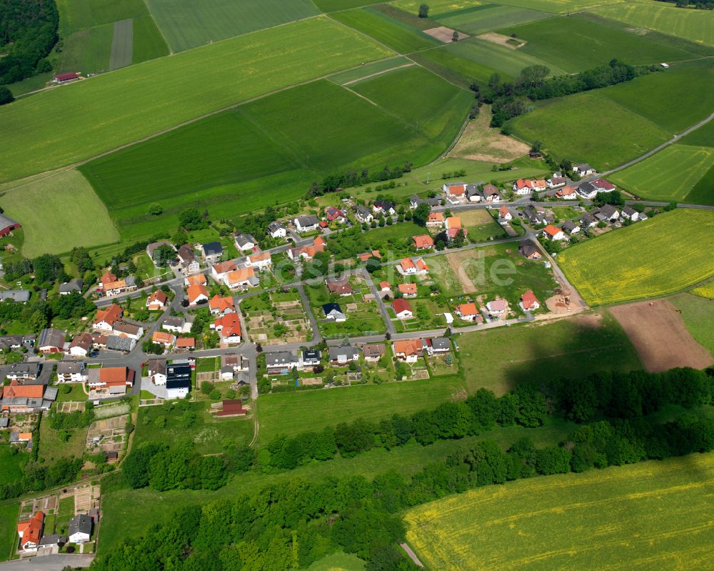 Hattendorf aus der Vogelperspektive: Dorfkern am Feldrand in Hattendorf im Bundesland Hessen, Deutschland