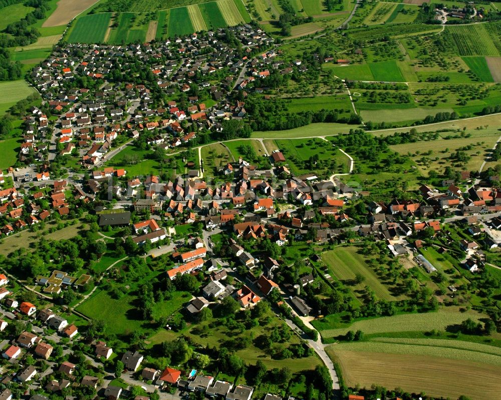 Hattenhofen aus der Vogelperspektive: Dorfkern am Feldrand in Hattenhofen im Bundesland Baden-Württemberg, Deutschland