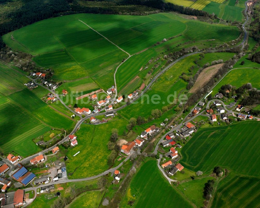 Luftaufnahme Hatterode - Dorfkern am Feldrand in Hatterode im Bundesland Hessen, Deutschland