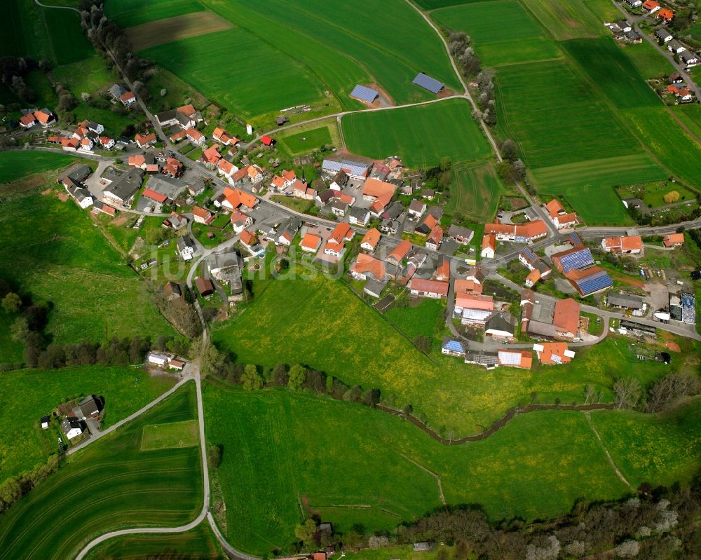 Hatterode von oben - Dorfkern am Feldrand in Hatterode im Bundesland Hessen, Deutschland