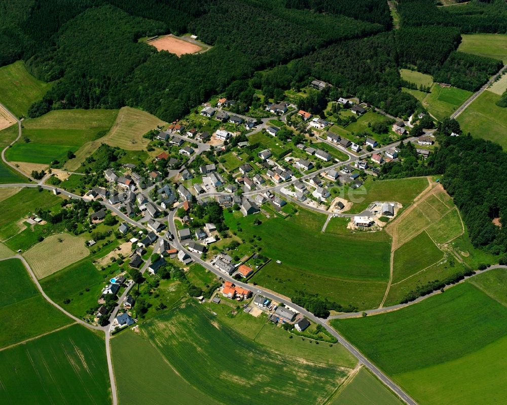 Hattgenstein von oben - Dorfkern am Feldrand in Hattgenstein im Bundesland Rheinland-Pfalz, Deutschland