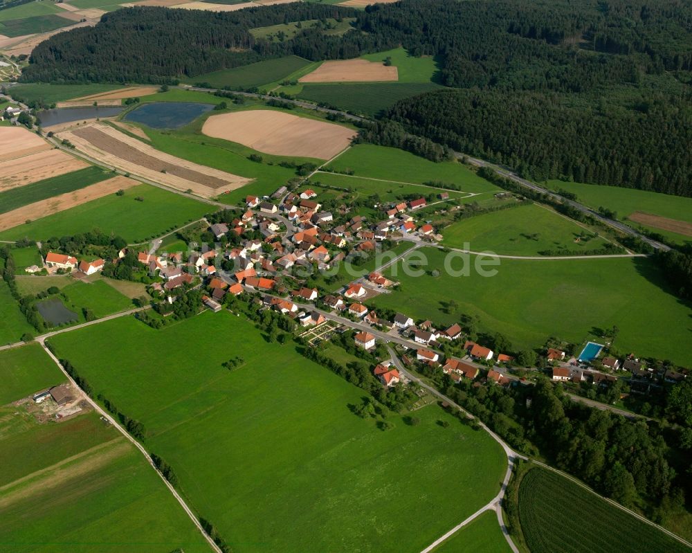 Haundorf aus der Vogelperspektive: Dorfkern am Feldrand in Haundorf im Bundesland Bayern, Deutschland