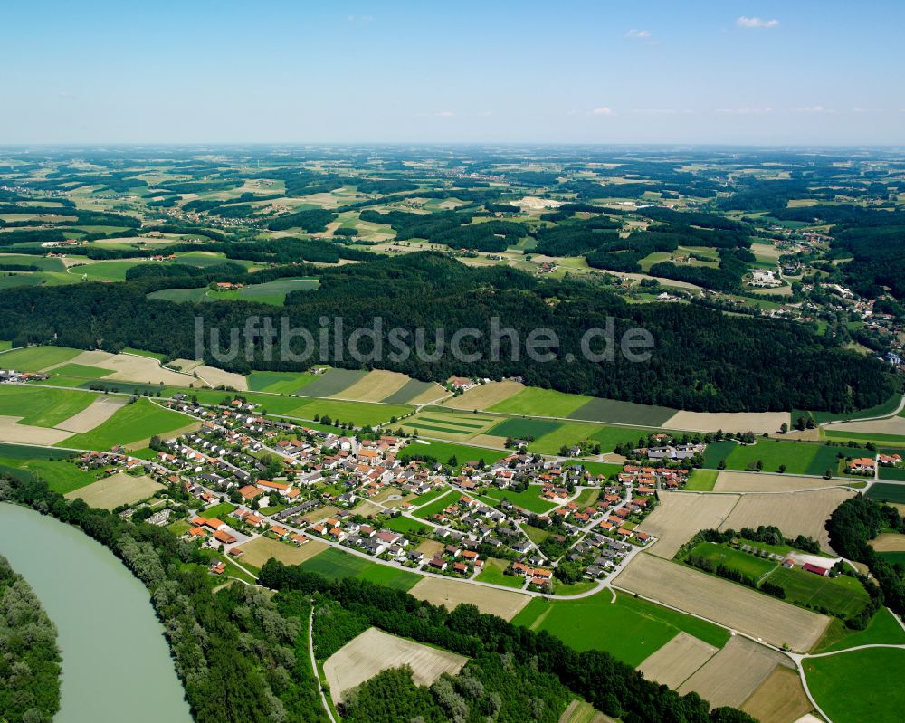 Haunreit von oben - Dorfkern am Feldrand in Haunreit im Bundesland Bayern, Deutschland